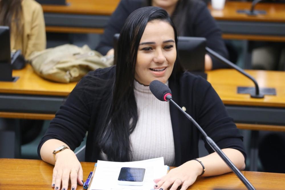 Dayany Bittencourt fala ao microfone na Câmara dos Deputados