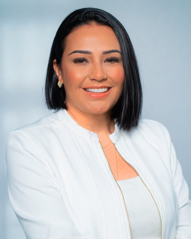 Retrato de Dayany Bittencourt, de blazer branco