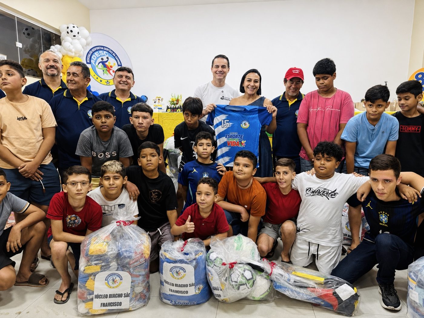 Crianças com kits esportivos ao lado de Dayany Bittencourt em Canindé