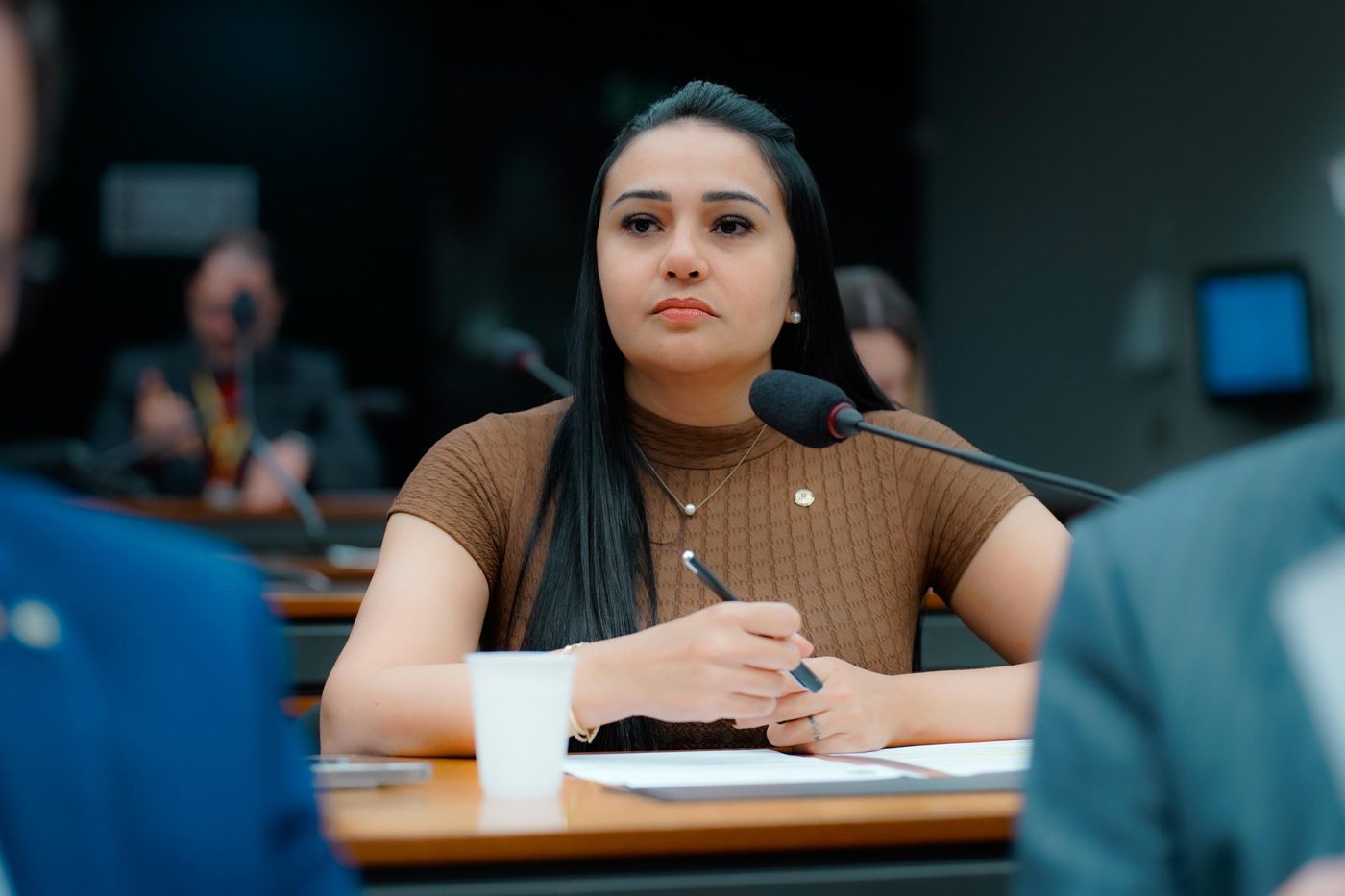 Dayany Bittencourt em reunião de comissão na Câmara
