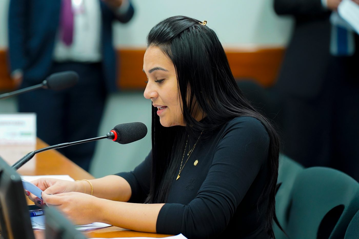 Dayany Bittencourt fala ao microfone em comissão