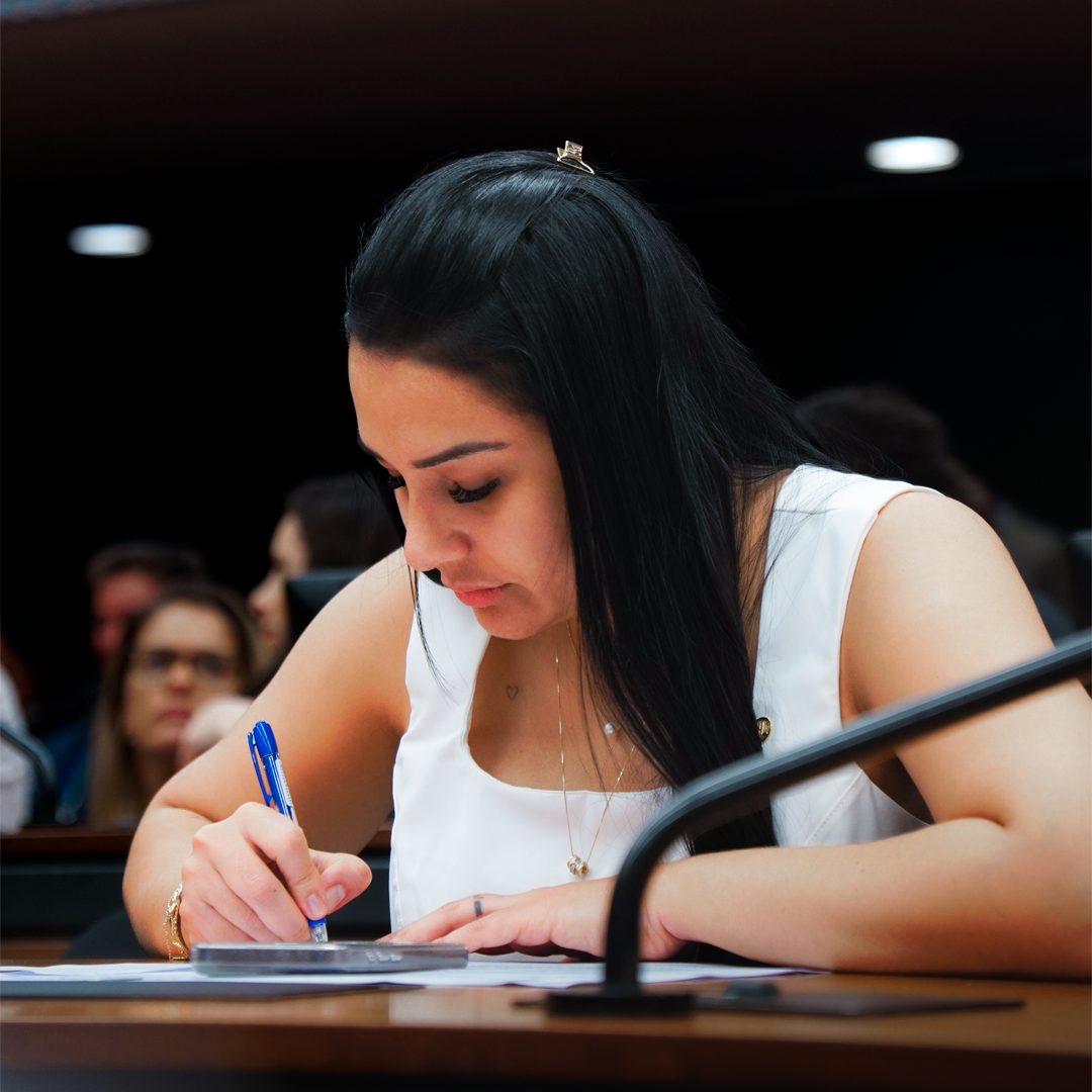 Dayany Bittencourt assina documento no Plenário