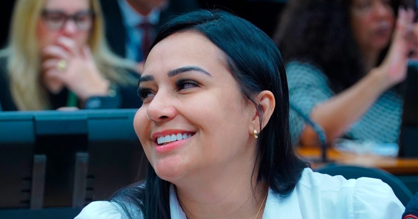 Dayany Bittencourt sorri durante sessão