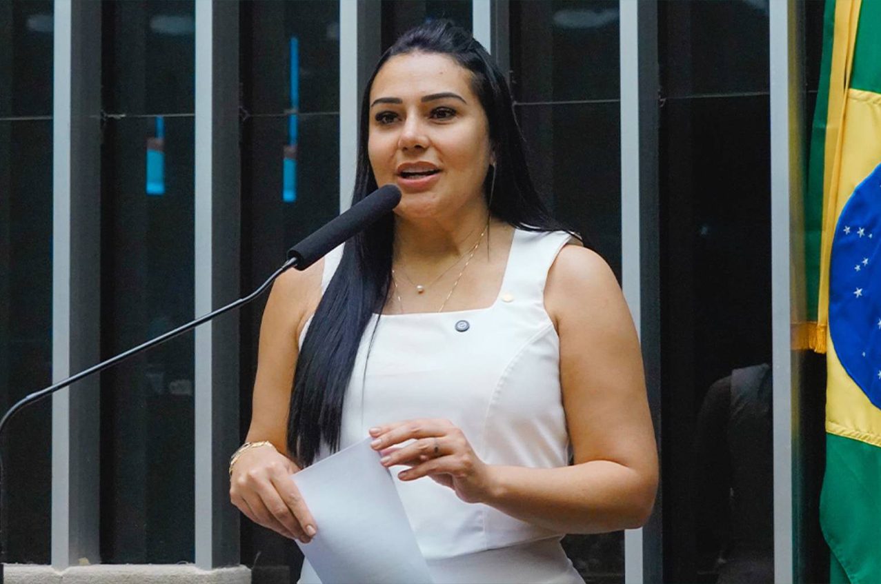Dayany Bittencourt discursa na tribuna da Câmara